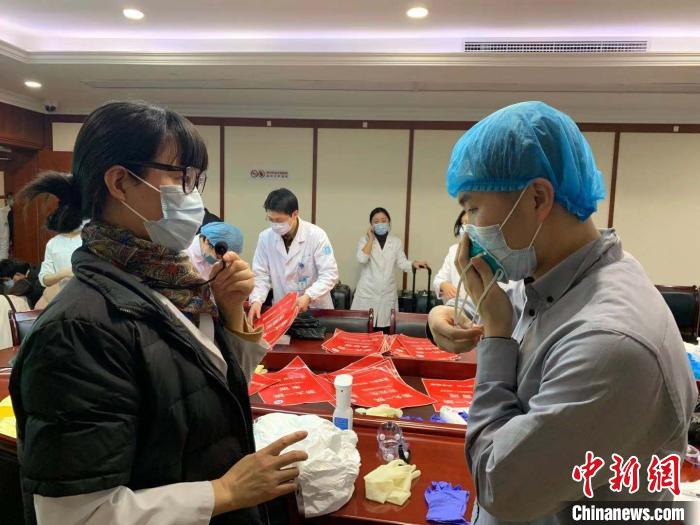 叶炳珏再次进行防护用品的穿脱训练。　张斌 摄