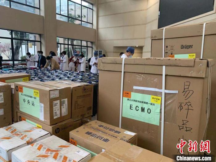 浙大一院援助湖北武汉紧急医疗队随队物资。　张斌 摄