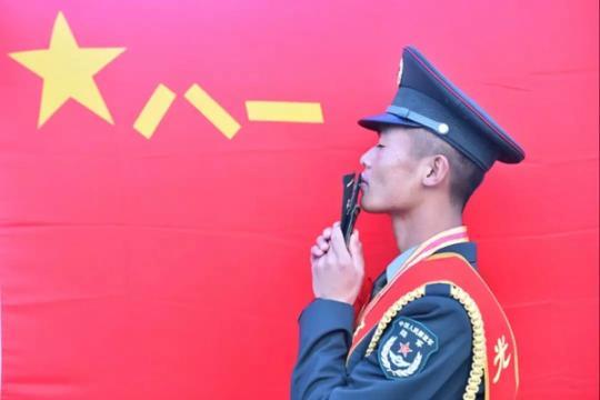 照片里的“八一”军旗，是我心中最美的记忆