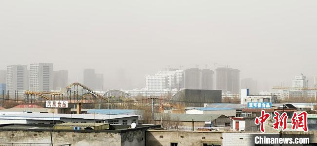 今年首场大范围风沙袭甘肃 多地气温骤降暂别“春光”