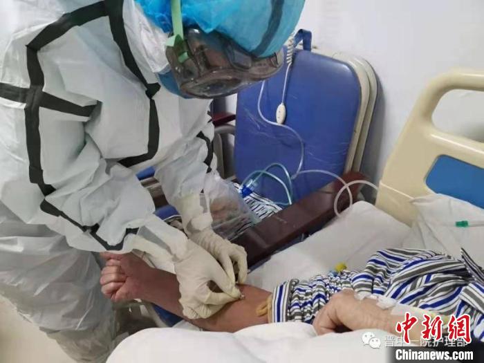 晋中市传染病医院的病区里，医护人员从容面对，竭尽全力为患者提供一切帮助。　刘勇 摄