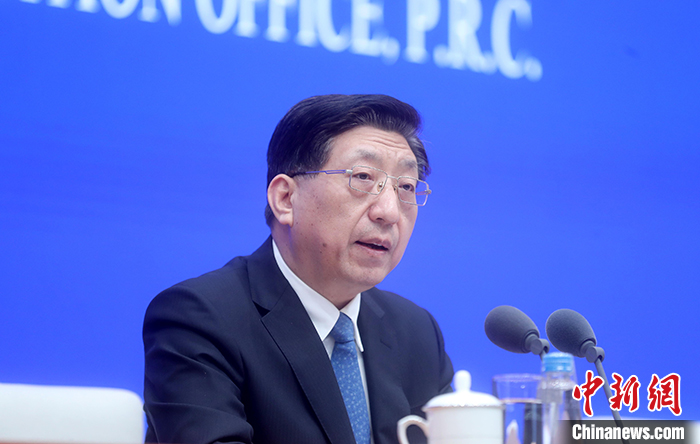 2月14日，国务院应对新型冠状病毒感染肺炎疫情联防联控机制在北京举行新闻发布会，介绍疫情防控最新进展、特别是关爱医务人员举措。中国国家卫生健康委副主任曾益新表示，当前，全国疫情防控进入关键时期，保护关爱医务人员是打赢疫情防控阻击战的重要保障。 中新社记者 张宇 摄