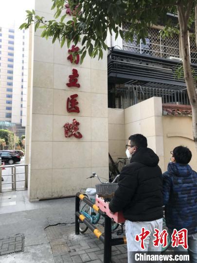 图为郭屹凡与合作伙伴到福建省立医院送咖啡。　郭屹凡供图 摄