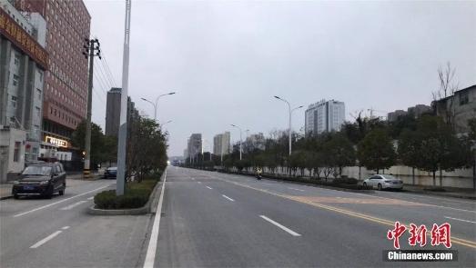 湖北黄冈市黄州区街上，行人寥寥无几。 李大成摄