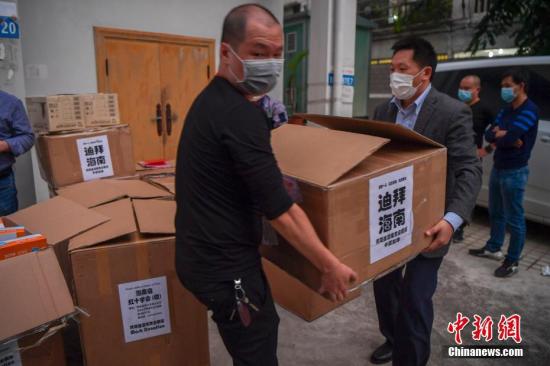 2月2日，由阿联酋海南商会暨同乡会捐赠的9.7万余个口罩和3.5万只医用手套被送达海南海口，并移交给海南省红十字会。这是自新型冠状病毒感染的肺炎疫情暴发以来，海外琼籍华人社团捐赠的医疗物资中单批数量最大的一批。图为海南省红十字会的工作人员搬运医疗物资。 中新社记者 骆云飞 摄