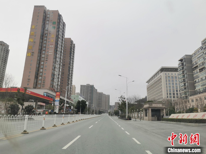 湖北省十堰市张湾区新冠肺炎疫情防控指挥部2月12日发布通告，宣布从当日24时起，该区全域实施“战时管制”。据知，这是疫情发生以来中国国内首个“战时管制令”。此后2月13日孝感大悟县、云梦县也分别宣布进入“战时管理”状态。该项措施出台后受到各方关注。记者14日驱车前往首个发布“战时管制令”的十堰张湾区进行实地探访。图为2月14日，街道人车稀少。中新社记者 胡传林 摄