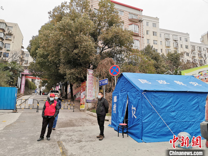 湖北省十堰市张湾区新冠肺炎疫情防控指挥部2月12日发布通告，宣布从当日24时起，该区全域实施“战时管制”。据知，这是疫情发生以来中国国内首个“战时管制令”。此后2月13日孝感大悟县、云梦县也分别宣布进入“战时管理”状态。该项措施出台后受到各方关注。记者14日驱车前往首个发布“战时管制令”的十堰张湾区进行实地探访。图为2月14日，一社区门口封闭。中新社记者 胡传林 摄