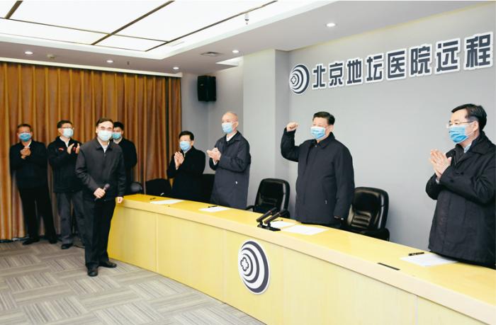 2020年2月10日，中共中央总书记、国家主席、中央军委主席习近平在北京调研指导新冠肺炎疫情防控工作。这是习近平在首都医科大学附属北京地坛医院远程诊疗中心，通过视频连线武汉市收治新冠肺炎患者的金银潭医院、协和医院、火神山医院，了解情况、听取意见和建议，慰问一线医务工作者。 新华社记者 谢环驰/摄