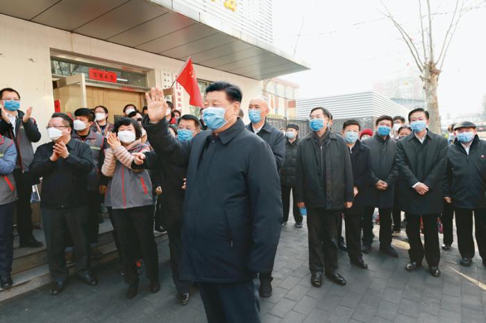 2020年2月10日，中共中央总书记、国家主席、中央军委主席习近平在北京调研指导新冠肺炎疫情防控工作。这是习近平在朝阳区安贞街道安华里社区，了解基层一线疫情联防联控情况。 新华社记者 庞兴雷/摄