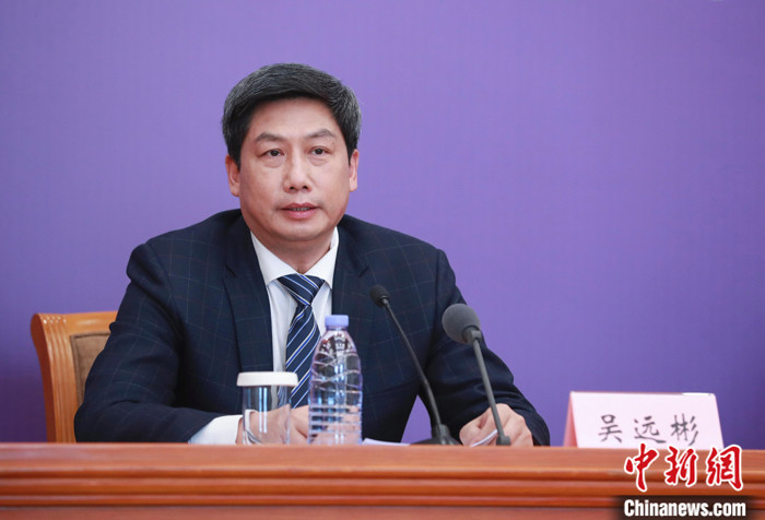 2月15日，国务院联防联控机制在北京召开新闻发布会，介绍药物研发和科研攻关最新进展情况。图为科技部社会发展科技司司长吴远彬回答记者提问。中新社记者 贾天勇 摄