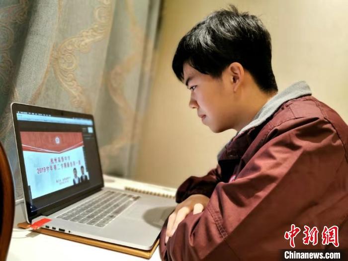 疫情下的线上教学AB面：一面叫好 一面“翻车”