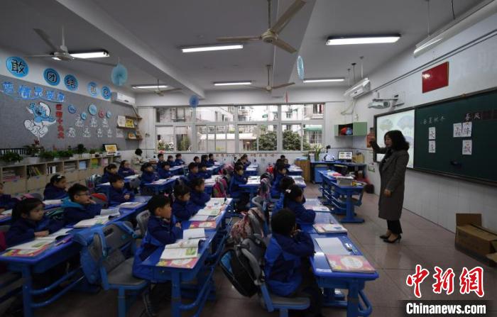 线下教学，教师与学生之间互动更直接。　王刚 摄