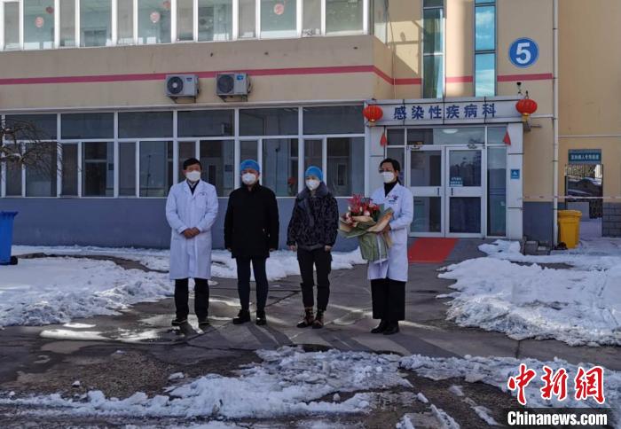 2例新冠肺炎患者从承德市第三医院康复出院 张桂芹 摄