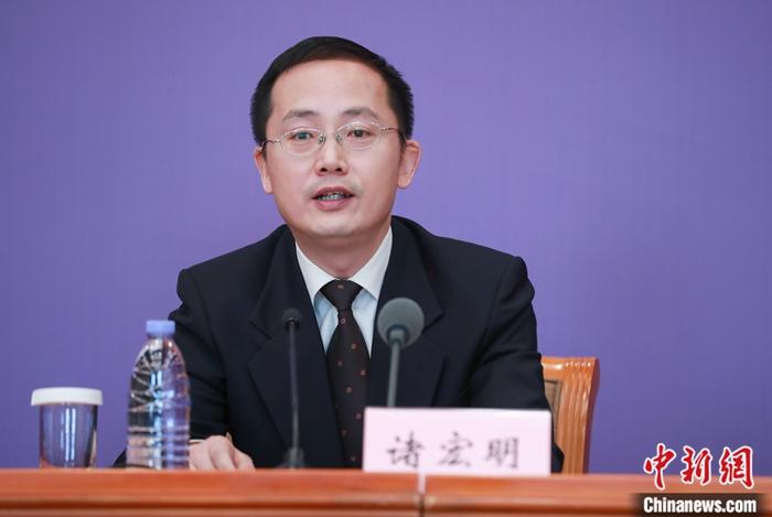 2月16日，中国国家卫生健康委员会基层卫生健康司副司长诸宏明在新闻发布会上介绍疫情防控工作进展情况。中新社记者 贾天勇 摄