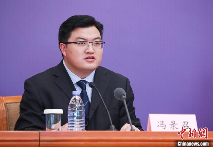 2月16日，中国国务院联防联控机制在北京召开新闻发布会，介绍疫情防控工作进展情况。图为中国疾控中心研究员冯录召回答记者提问。中新社记者 贾天勇 摄