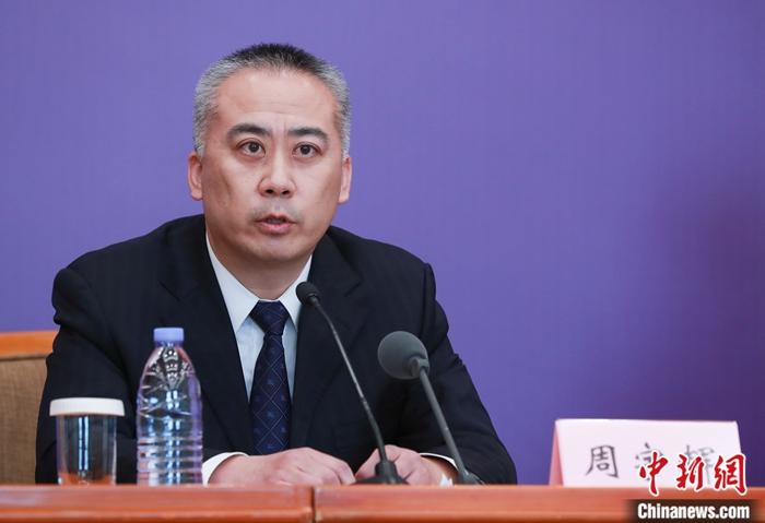 2月16日，中国国家卫生健康委员会疾控局副局长周宇辉在北京表示，疫情期间，无病例社区、出现病例或聚集性疫情的社区、以及发生持续传播的社区应采取分级分类管理，可在小区出入口设体温检测点，严格人员出入登记，但不应限制外出工作人员回小区。中新社记者 贾天勇 摄
