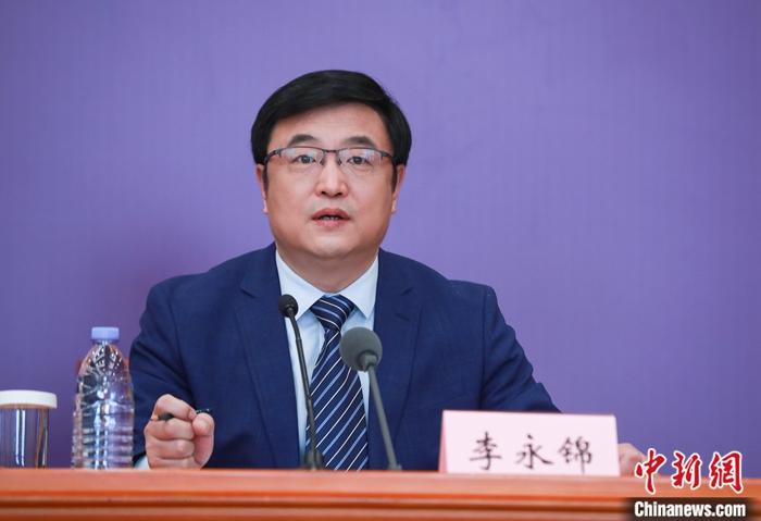 2月16日，中国国务院联防联控机制在北京召开新闻发布会，介绍疫情防控工作进展情况。图为北京市朝阳区劲松社区卫生服务中心主任李永锦回答记者提问。中新社记者 贾天勇 摄