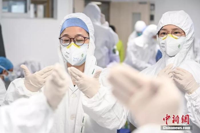 医护人员接受穿脱防护服培训。中新社记者 陈骥旻 摄