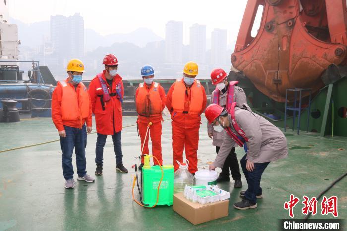 图为，施工现场管理人员部署消毒 殷黎 摄