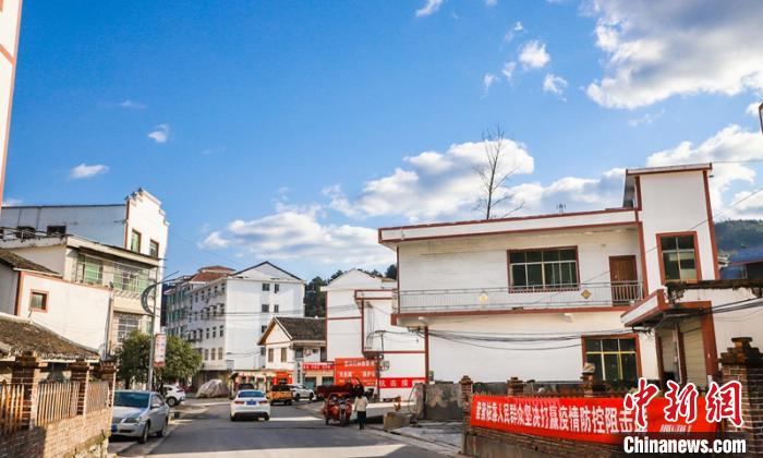 贵州省铜仁市万山区黄道乡万湖公路黄道街口，原先为防控疫情设置的卡点已撤除，行人、车辆可正常通行，为进一步恢复生产生活秩序提供保障。　彭俊 摄