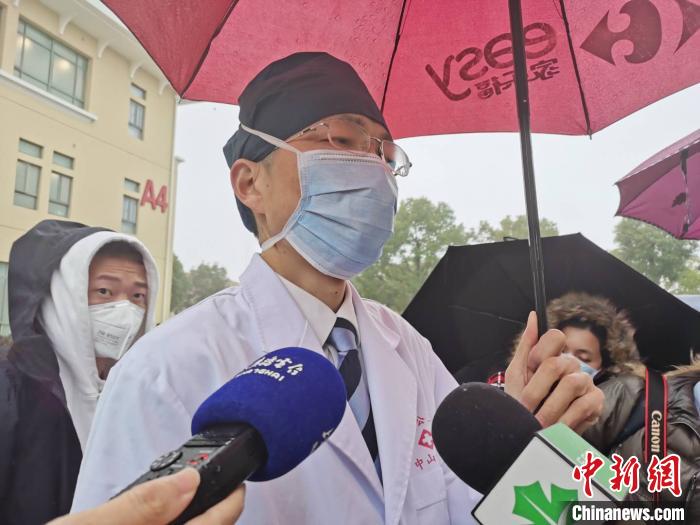 张文宏说，任何一种疗法都只占了治疗的一部分。　陈静 摄