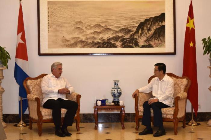 古巴国家主席迪亚斯-卡内尔(左)到中国驻古巴使馆对我抗击新冠肺炎疫情表达慰问和支持。图片来源：中国驻古巴使馆官方网站