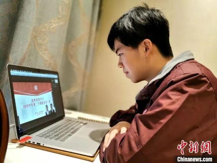 资料图：学生线上观看“开学第一讲”。　杭高提供