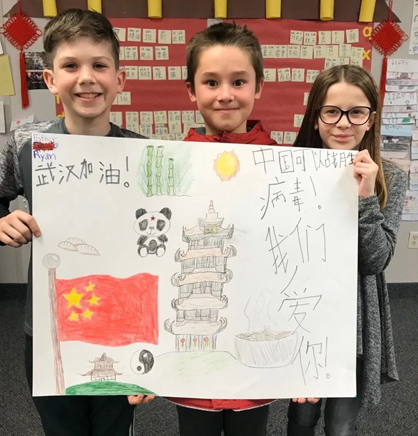 美国犹他州卡斯卡德小学学生日前展示他们制作的给武汉加油的宣传图。新华社发(郑亚敏摄)