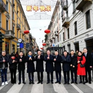 兔年初一，中国驻米兰总领事刘侃一行走访米兰华人街向侨胞拜年