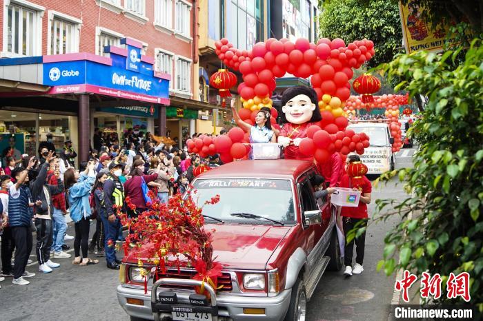 菲律宾北部城市碧瑶举办盛大游行活动，庆祝中国春节。图为游行队伍。　张兴龙 摄