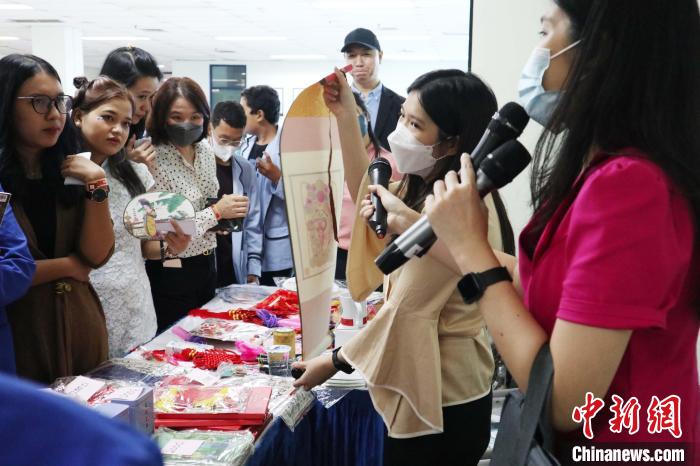 图为在孔子学院超市购物。　牛海涛 供图