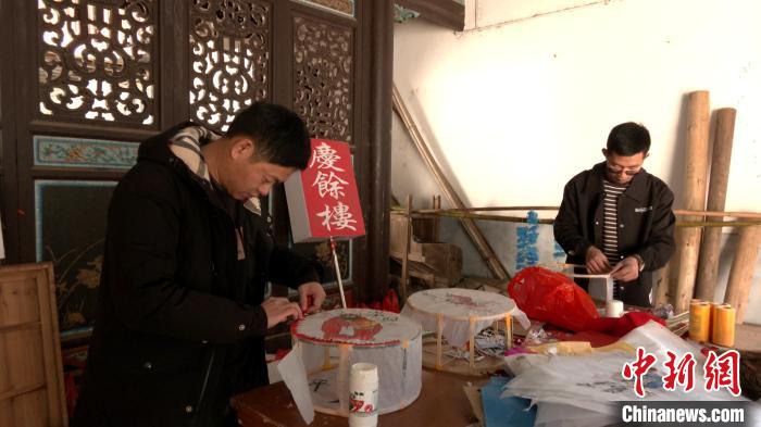 （新春走基层）侨乡福建永定：手工制作鼓子灯闹元宵