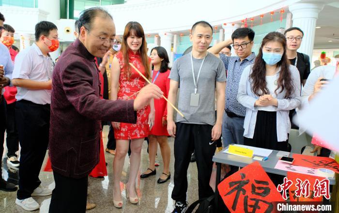 马来西亚世纪大学师生庆新春 中国驻马大使出席