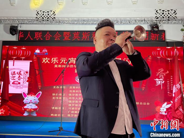 中国留俄学生表演唢呐独奏《胜利秧歌》。　田冰 摄