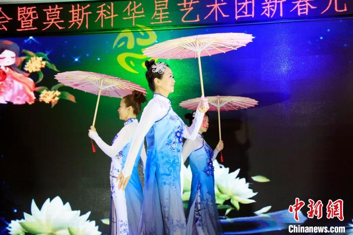 莫斯科华星舞蹈团表演舞蹈《青花瓷》。　田冰 摄