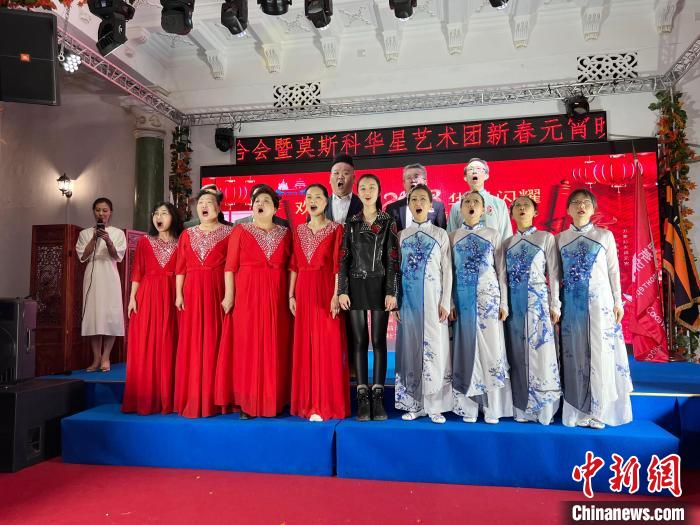 莫斯科华星合唱团合唱《我和我的祖国》。