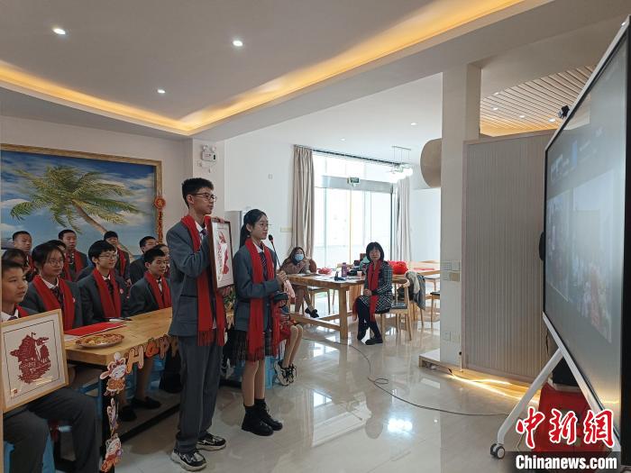 漳州市第一外国语学校的学生展示剪纸等非遗技艺！　廖珍妹 摄