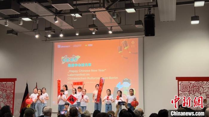 图为活动现场文艺表演。　记者 马秀秀 摄