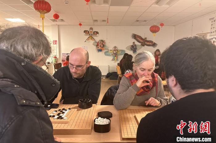 来宾切磋围棋技艺。　布鲁塞尔孔子学院供图