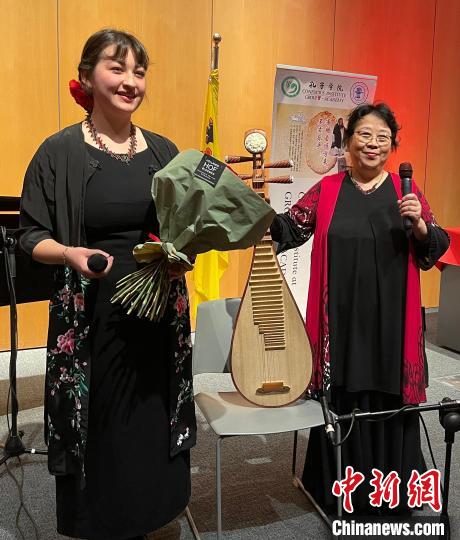 王维平和女儿苏菲的精彩演奏赢得满堂喝彩。　德永健 摄