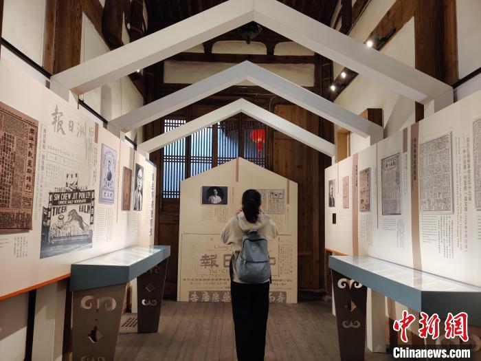民众参观“无限江山笔底收——新加坡早期中文报业与星闽记忆”展览。　叶秋云 摄
