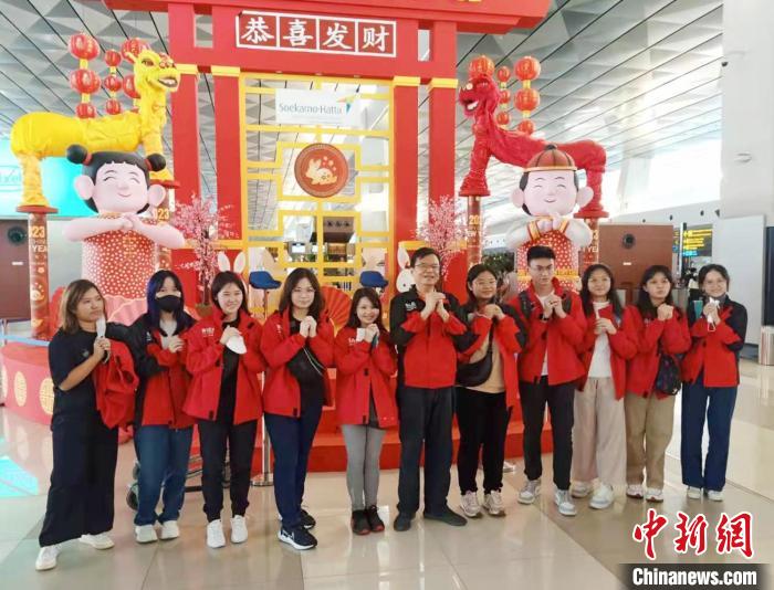 图为印尼留学生在雅加达国际机场出发厅合影。　邝佩勤 供图