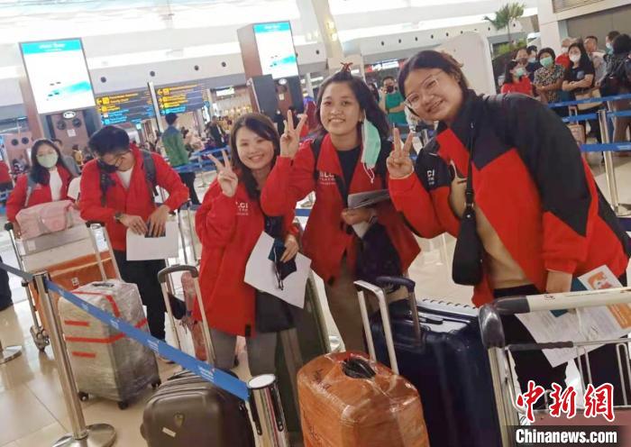 图为印尼留学生在办理登机手续。　邝佩勤 供图