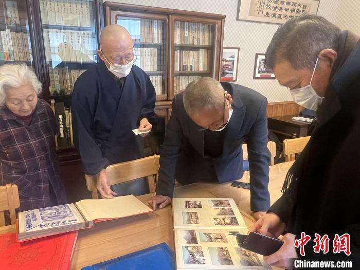 在福冈平等寺，中日黄檗人士重温交流历史。　黄檗会供图