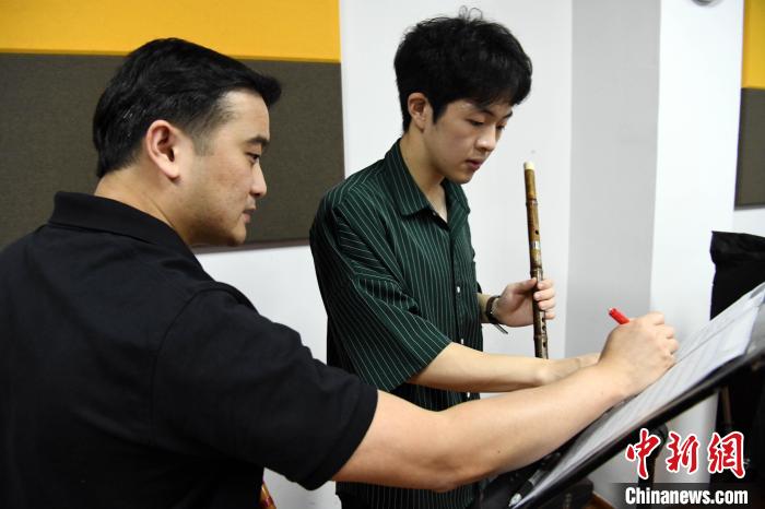 马来西亚青年“北漂”中国 教竹笛演奏深得学生青睐