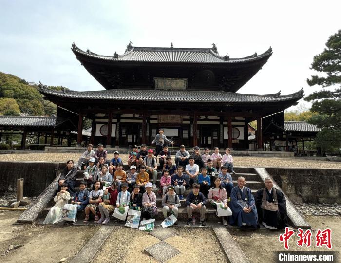 日本华人亲子研学团走进京都黄檗山万福寺。　张艳 摄
