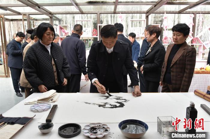 晋港两地书画家同画一幅画 共同弘扬中华文化