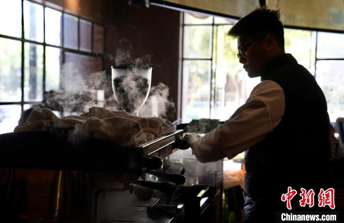 一位咖啡师在制作咖啡。　钱晨菲 摄