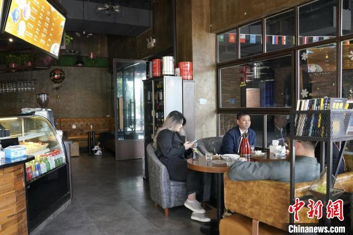 民众在咖啡馆内交谈。　钱晨菲 摄