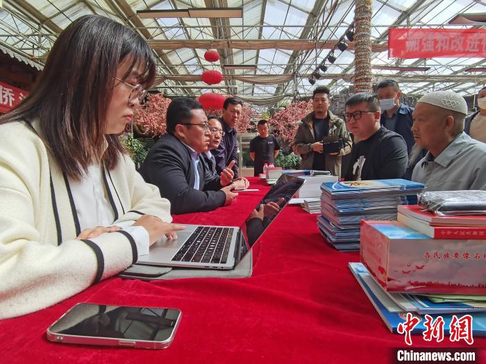 图为工作人员为涉侨人员提供政策和法律咨询。　祁增蓓 摄